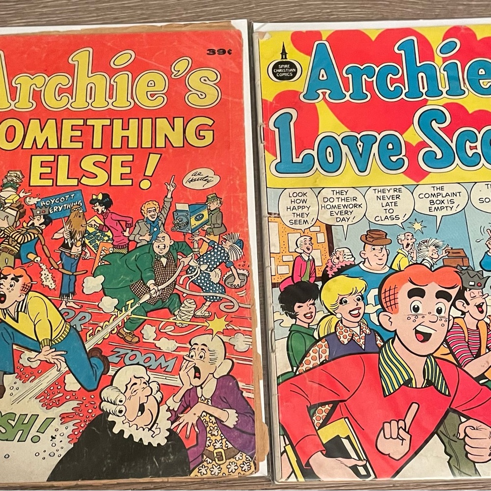 Archie's Comic Book Set - Red and Blue Covers